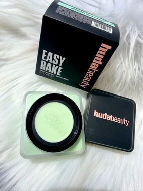 HUDA BEAUTY Easy Bake Loose Setting Powder - Mint Green